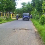 Jalan poros Kecamatan Kerek yang disorot masyarakat.