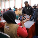 Petugas Dinsos Kota Kediri saat melayani penerima bantuan. Foto: Ist