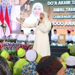 Gubernur Jawa Timur Khofifah Indar Parawansa menggelar doa bersama akhir tahun 1444 H sekaligus memberikan santunan bagi 1.000 anak yatim. Foto: DEVI FITRI AFRIYANTI/ BANGSAONLINE