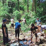 Para Pemuda Rajun begerak membersihkan sampah yang menyumbat aliran sungai di wilayahnya.