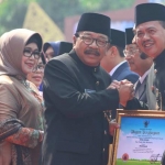 Wabup Pungkasiadi ketika berjabat tangan dengan Gubernur Jatim Soekarwo dalam Hari Jadi Provinsi Jawa Timur ke-73 Tahun 2018. foto: YUDI EP/ BANGSAONLINE