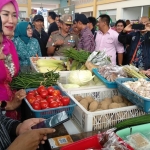 Wali Kota Malang Sutiaji didampingi Ketua TP PKK Widayati Sutiaji saat mempraktikan pembayaran nontunai lewat aplikasi di pasar pintar Joyo Agung Market, Kamis (20/02). foto: IWAN IRAWAN/ BANGSAONLINE