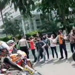 Puluhan pembalap MotoGP ikuti parade dari Istana ke Bundaran Hotel Indonesia Usai bertemu Presiden Joko Widodo (Jokowi), Rabu, (16/3).