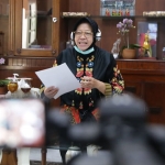 Wali Kota Risma menghadiri pertemuan komite UCLG Aspac melalui video conference (vidcon) di Rumah Dinas Wali Kota Surabaya, Jalan Sedap Malam, Kamis (20/8). foto: ist.