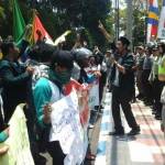Aksi Mahasiswa IAIS saat berunjuk rasa di depan kantor Pemkab, DPRD dan Polres Lumajang. foto: imron/BANGSAONLINE
