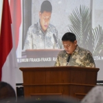 Wali Kota Kediri Abdullah Abu Bakar saat memberikan jawaban atas pertanyaan yang telah disampaikan oleh delapan fraksi DPRD Kota Kediri. Foto: Ist.