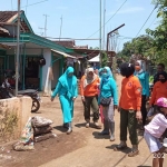 Istri Wali Kota Probolinggo, Ny. Aminah Zainal Abidin bersama pengurus TP PKK saat menyambangi lokasi terdampak banjir di Kecamatan Dringu.