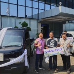  Tamami (tengah) petani di Tuban mendapatkan hadiah mobil dari BRI setempat.