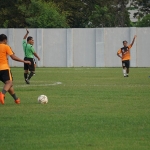 Aksi para pemain yang terdiri dari wartawan Sidoarjo dan Direktorat Jenderal Pajak dalam pertandingan sepak bola bertajuk Trofeo Lebaran.