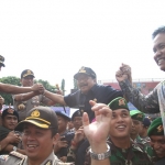 Polda, TNI, Pemprov serta KPUD Jawa Timur tunjukkan sinergitasnya dengan menggelar simulasi Sispamkota dalam pengamanan Pemilukada yang akan digelar serentak tahun 2018 ini.