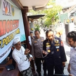 Petugas Biddokkes Polda Jatim saat berada di sekitar reruntuhan bangunan Pondok Pesantren Al Khoziny, Sidoarjo.