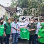 Sekjen DPP PPP, Muhammad Arwani Thomafi didampingi Ketua DPW PPP Jatim Hj. Mundjidah Wahab menyalurkan bantuan melalui Pos Petiga Peduli yang didirikan di Kantor DPC PPP Lumajang. foto: istimewa