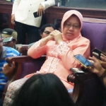 Wali Kota Surabaya Tri Rismaharini saat menjawab pertanyaan wartawan.