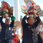 Bupati Blitar Rijanto bersama Sekda Totok Subihandono ikut turun bersama para penari celeng sambil membawa barongan.