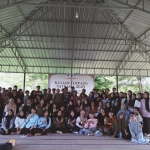 Para peserta Kuliah Terpadu Satrasia saat melakukan sesi foto bersama
