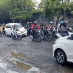 Kondisi Jalan Mayjend Sungkono, Kecamatan Kebomas, Gresik, yang rusak. Foto: Ist
