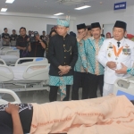 TINJAU: Bupati H Saiful Ilah melihat kondisi pasien di gedung Hemodialisis RSUD Sidoarjo, Kamis (31/1). Foto: Ist