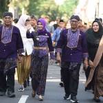 Wali Kota Kediri bersama wakilnya saat ikut kirab dengan jalan kaki. Foto: Ist