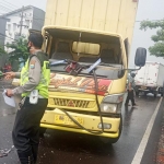 Petugas dari Satlantas Polresta Sidoarjo mengurai arus lalu lintas yang macet setelah terjadinya kecelakaan. 
