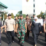 Gubernur Jatim, Khofifah Indar Parawansa, Kapolda Jatim, Pangdam V Brawijaya, Ketua KPU, dan Bawaslu Jatim menghadiri latihan Sispamkota di Kodam Brawijaya. foto: ist