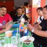 Bupati Pamekasan Achmad Syafii (paling kiri) menunggu hidangan bakso yang disiapkan.