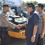 Bupati Sambari didampingi Kapolres dan Dandim saat cek pasukan. foto: SYUHUD/ BANGSAONLINE