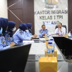 Kunjungan Lapas Perempuan Kelas IIA Malang ke Kantor Imigrasi Kelas I TPI Malang dalam rangka studi tiru tata kelola kearsipan.