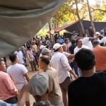 Tangkapan layar video yang memperlihatkan kericuhan di arena sabung ayam perbatasan Bangkalan-Sampang