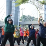 
Pj Wali Kota Kediri Zanariah, saat senam bersama dalam rangka memperingati Hari Aktivitas Fisik Sedunia, di Taman Brantas. (Ist). 