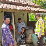 Kepala Desa Klapayan, Umar Faruk didampingi Apel Imam Nahrawi, Polsek, dan Danramil Kecamatan Sepulu saat meninjau kondisi rumah Nenek Amsa (9/5/2020).