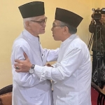 KH Miftakhul Akhyar dan KH Yahya Cholil Staquf (Gus Yahya) saat berangkulan di Pondok Pesantren Lirboyo Kediri Jawa Timur, Kamis (25/12/2025). Foto: Bernas