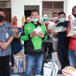 Bantuan dibagikan secara door to door oleh Badan Penghubung Daerah Provinsi Jatim di Jakarta.