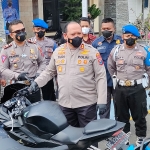 Kapolres Kediri Kota AKBP Wahyudi didampingi sejumlah pejabat dan petugas saat mengecek motor yang diamankan di halaman Mako Satlantas Polres Kediri Kota. Foto: MUJI HARJITA/ BANGSAONLINE