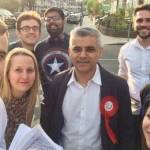 Sadiq Khan berpose bersama anggota tim kampanyenya di Toothing, London, saat hari pemilihan. foto:  Twitter/@SadiqKhan