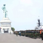 Kasarmatim Laksma TNI Robert Wolter Tappangan SH menghadiri upacara pelepasan Latihan dan Praktek (Lattek) Siswa Kodiklatal Wira Jala Yuda VI. Foto: dispen armatim