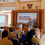 Ketua PWI Tuban, Suwandi, saat menyampaikan paparan dalam kegiatan "Edukasi Kades tentang Jurnalisme dan Pengembangan Medsos".