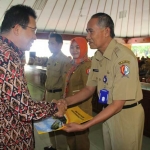 Perwakilan PNS saat menerima SK dari Bupati Suyoto.