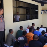 Kapolres Ngawi,  AKBP. Dwiasi Wiyatputera saat melakukan sidak di ruang tahanan Sat Tahti, Rabu (14/9/2022) Sore.