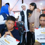 Gubernur Khofifah saat menyalurkan bantuan sosial dan zakat produktif untuk masyarakat di Tulungagung.