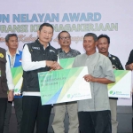 Bupati Lamongan, Yuhronur Efendi secara simbolis memberikan jaminan sosial kepada nelayan, Rabu (14/12/2022)