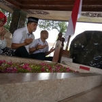 ?Gus Syaf saat berdoa di makam Bung Karno. foto: BANGSAONLINE