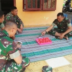 Danyon Mekanis 512/QY Letkol Inf Taufik Hidayat saat berbincang dengan Satgas TMMD 106 di Desa Kedungsalam, Kecamatan Donomulyo.