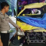 Petugas dari Satlantas Polres Blitar Kota saat menunjukkan kendaraan yang tertabrak.