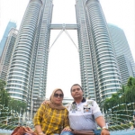 Ketua KONI Gresik, Anis Ambiyo Putri bersama suaminya saat di Menara Kembar, Malaysia.