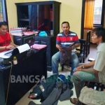 Pelaku (kanan) saat diamankan di Mapolsek Sukorejo.