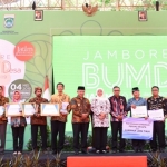 Gubernur Jatim, Khofifah Indar Parawansa saat membuka Jambore dan Launching Klinik BUMDes di Lokasi Wisata Boonpring BUMDes Kerto Raharjo, Desa Sanankerto, Kecamatan Turen, Kab. Malang. foto: ist