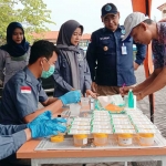 Satu per satu sopir bus menyerahkan sampel urine untuk dites.