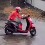 Tangkapan layar CCTV saat pelaku membawa kabur motor Scoopy milik warga