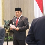 Bupati Jember, Hendy Siswanto, saat melantik sejumlah pejabat.