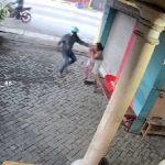 Tangkapan layar rekaman CCTV penjambretan di RW 3, Kelurahan Juwet Kenonggo, Kecamatan Porong, Sidoarjo.